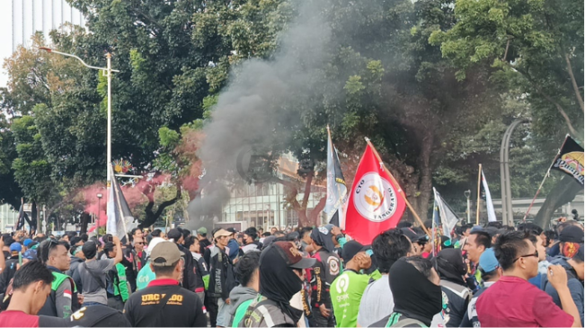 Bakar Ban hingga Flare Warnai Demo Ojol 205 di Patung Kuda