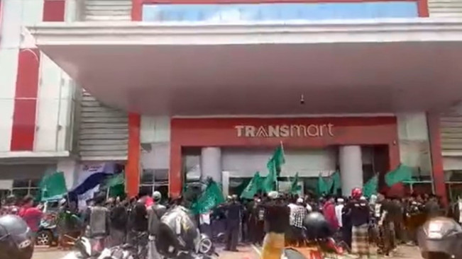 Viral Massa di Jember Geruduk Transmart, Netizen: Apa Hubungannya dengan Trans7?