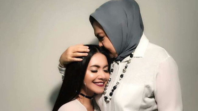 Denada Syok Dapat Kabar Emilia Contessa Meninggal Dunia