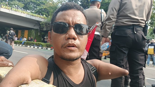 Denny Nurjaman Disabilitas Asal Cakung Jalan Kaki ke DPR Demi Suarakan Aspirasi