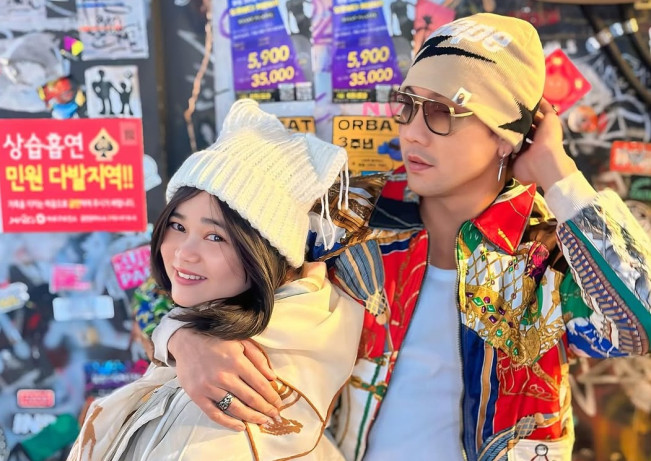 Denny Sumargo Rayakan Natal di Singapura Bareng Istri dan Anak