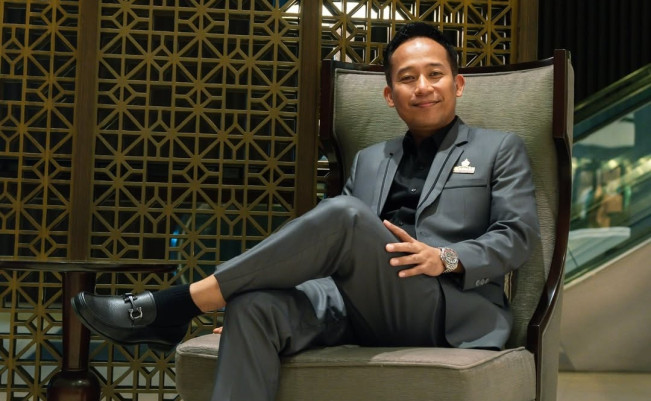 Anggota Fraksi PDIP Denny Cagur. [Instagram @dennycagur]