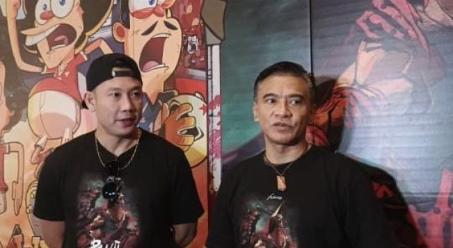 Denny Sumargo (kiri) mengungkap pengalamannya jadi pengisi suara Panji Tengkorak Animasi. [FTNews.co.id/Selvianus Kopong Basar]