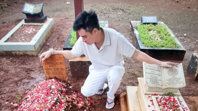 Usai Resmi Bercerai dari Paula Verhoeven, Baim Wong Curhat ke Makam Sang Ibu
