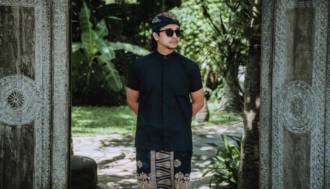 Deva Mahenra mengenakan busana adat Bali. [Instagram @devamahenra]