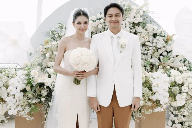 Deva Mahenra saat menikah dengan Mikha Tambayong. [Ist]