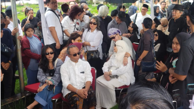 Biodata dan Agama Dewi Yull, Hadiri Pemakaman Mantan Suami Ray Sahetapy