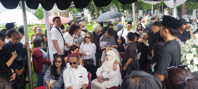 Dewi Yull Ikut Prosesi Pemakaman Ray Sahetapy di TPU Tanah Kusir, Kenakan Pakaian Serba Putih