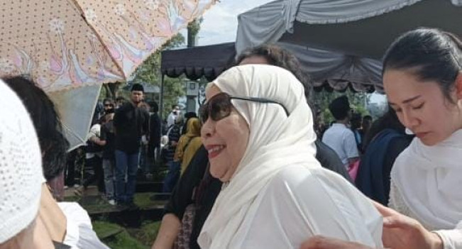 Di Pemakaman Ray Sahetapy, Dewi Yull Berkali-kali Tenangkan Anak yang Terus Menangis