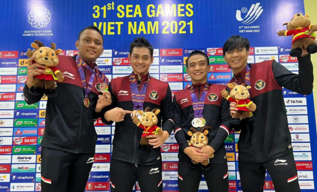 Dio Novandra (kanan) bersama rekan-rekannya mewakili Indonesia di ajang SEA Games 2021. [Ist]