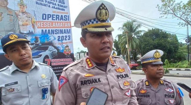 Valentine, Ditlantas Papua Bagikan Helm dan Coklat Gratis untuk Pemotor