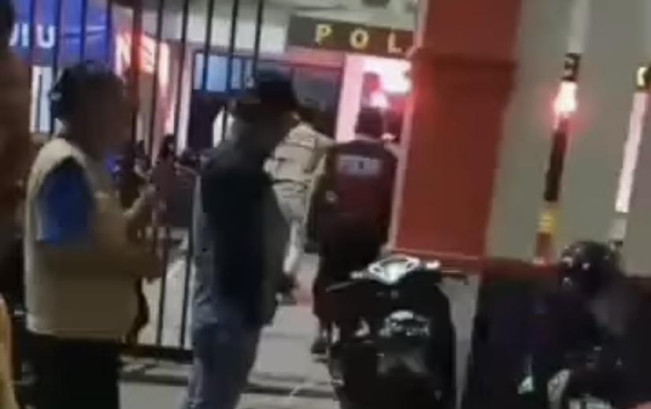 Sebanyak 14 Anggota Gangster Bersajam Ditangkap Warga Cakung