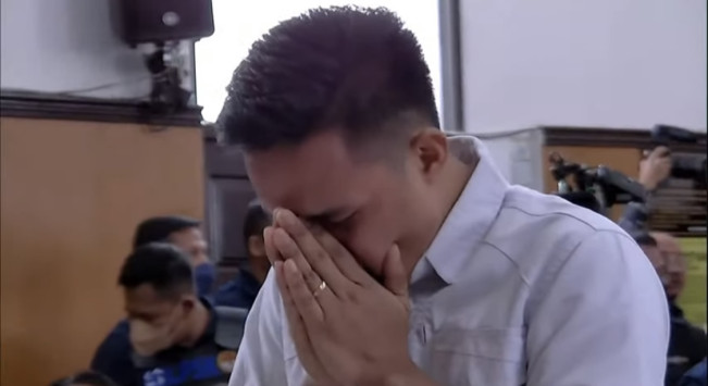 Tangis Penasihat Hukum dan Bharada E Pecah Usai Dengar Vonis Satu Tahun Enam Bulan Penjara
