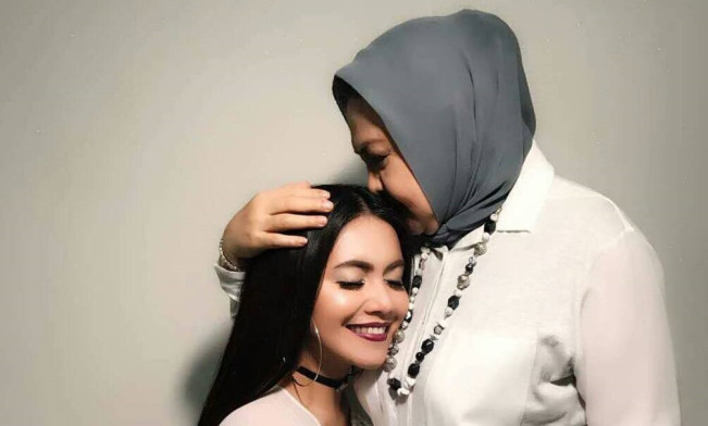 Bikin Haru, Denada Bongkar Chat Terakhir dengan Mendiang Sang Mama Emilia Contessa Sebelum Meninggal