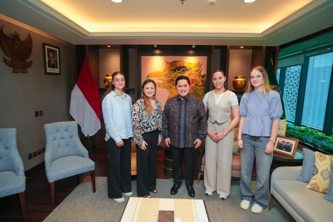 Ketua Umum PSSI Erick Thohir diapit empat pemain naturalisasi Timnas Putri Indonesia. [Instagram]