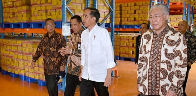 Enggartiasto Lukita saat menjabat Mendag, mendampingi Presiden Jokowi tinjau Bulog. [Dok. Kemendag]