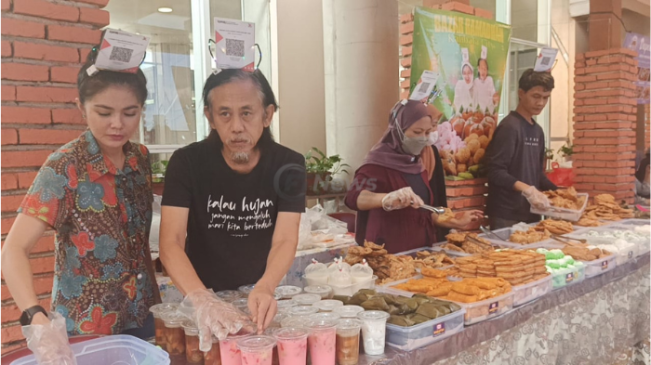 Jualan Takjil Ramadan 2025, Istri Epy Kusnandar: Nggak Perlu Malu yang Penting Halal!