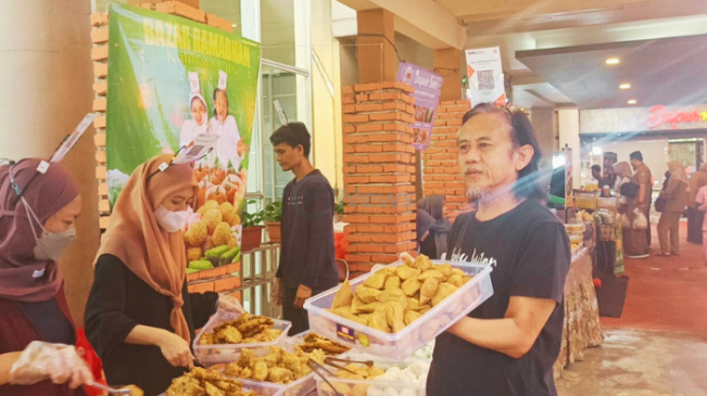 Potret Epy Kusnandar dan Istri Jualan Takjil Ramadan 2025, Intip Menunya!