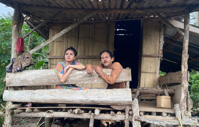 Warungnya Dituding Pakai Penglaris, Begini Reaksi Istri Epy Kusnandar