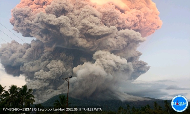 Ilustrasi erupsi Gunung Lewotobi Laki-Laki. [Dok. PVMBG]