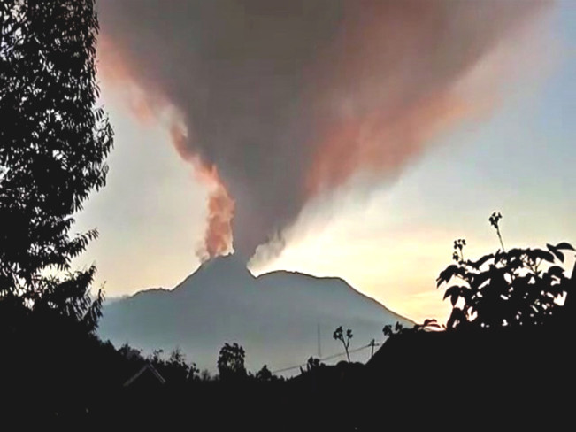 Lagi, Gunung Lewotobi Laki-Laki Muntahkan Abu Vulkanik