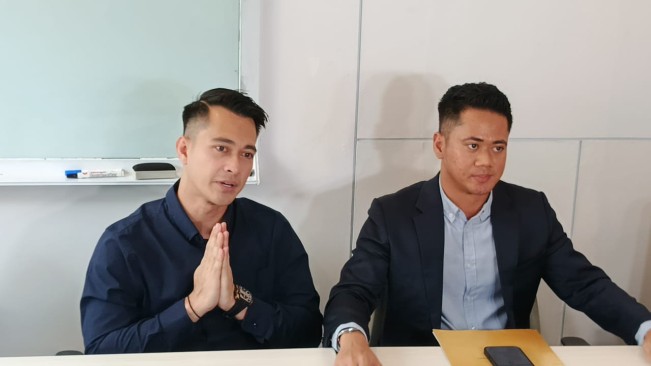 Tangisan Eza Gionino Saat Klarifikasi, Ingin Peluk Anak Tapi Terhalang Usai Digugat Cerai Meiza