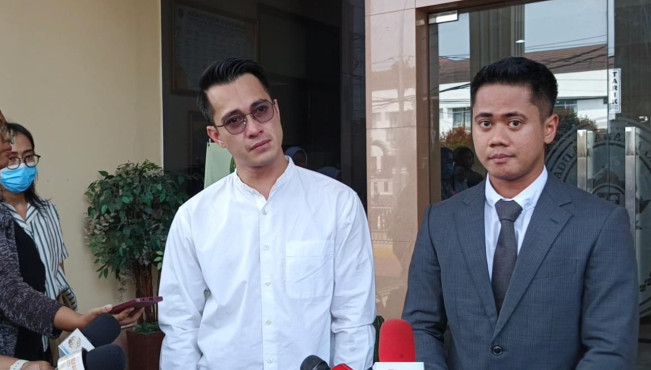 Emosional, Eza Gionino Akhirnya Bertemu dengan Anaknya meski di Parkiran Pengadilan