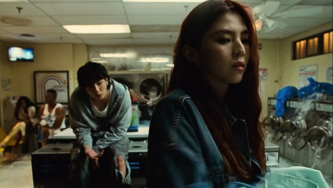 Jungkook dan Han So Hee di MV Seven. (YouTube)