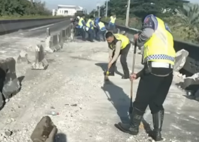 Polisi Selidiki Penyebab Separator Jalan Layang Pesing Berhamburan