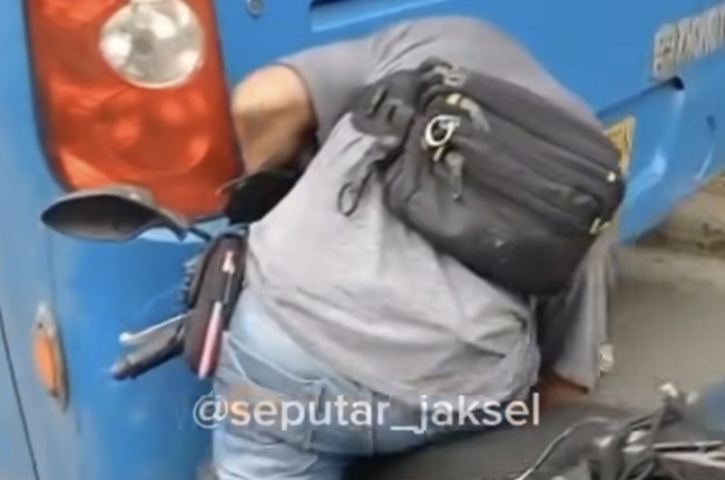 Pengemudi Motor Alami Luka-luka Akibat Tabrak Transjakarta di Halte Cawang UKI