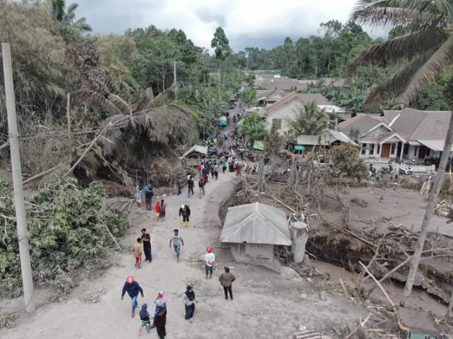 Kunjungi Penyintas Erupsi Semeru, Jokowi Bagikan Santunan