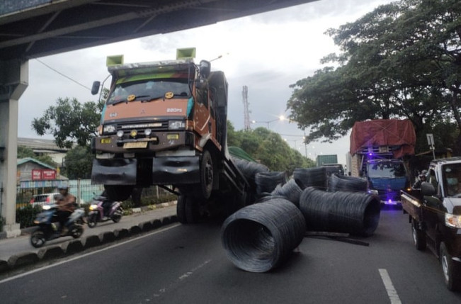 Truk Standing, Muatan Kabel Jatuh di Daan Mogot