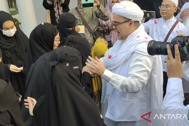 Keluarga Sambut Kepulangan Habib Rizieq Shihab