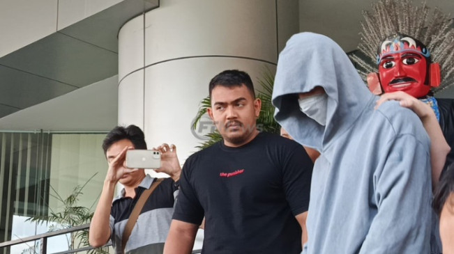 Tangan Diborgol dan Tertunduk Lesu, Begini Penampakan Fachri Albar Ditangkap Kasus Narkoba