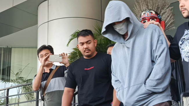 Polisi Temukan 19 Barang Bukti di Rumah Fachri Albar