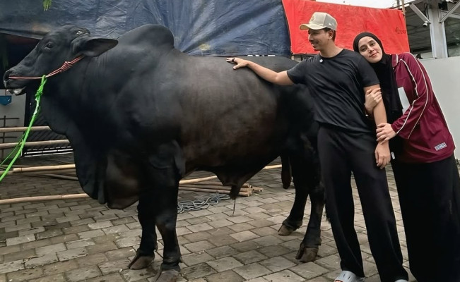Fairuz A Rafiq dan suami, Sonny Septian, berfoto bersama sapi kurban pemberian Raffi Ahmad. [Instagram @sonnyseptian]
