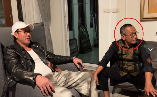 Pria Tua Nimbrung Dalam 'Duel' Denny Soemargo Vs Farhat Abbas, Siapa Dia?