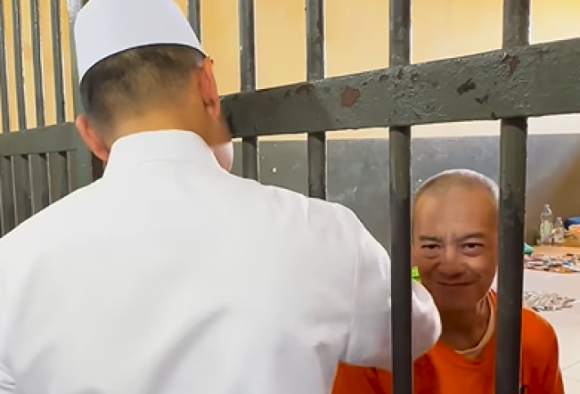 Penampakan Fariz RM di Sel Tahanan, Mata Berkaca-kaca Bertemu Ustaz Dasad Latif