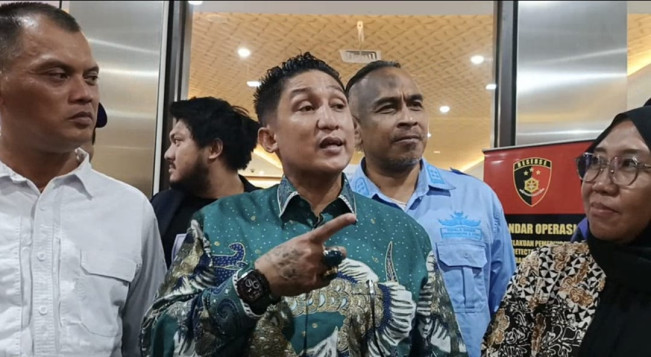 Firdaus Oiwobo Ngaku Cucu Sultan, Ledek Hotman Lahir di Jonggol