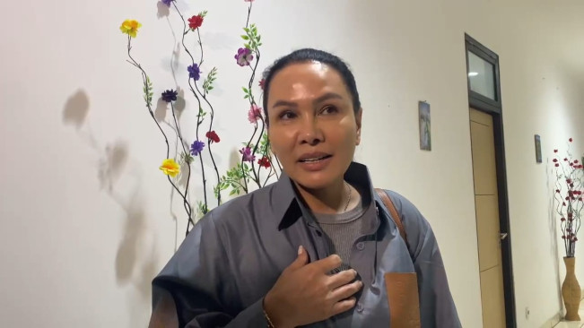 Fitri Salhuteru Datangi Polres Tangsel, Desak Usut Lubang Bekas Peluru di Kantornya