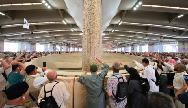 Jemaah dari berbagai negara sedang lontar jumrah. (foto: mch 2025/Kementerian Agama)