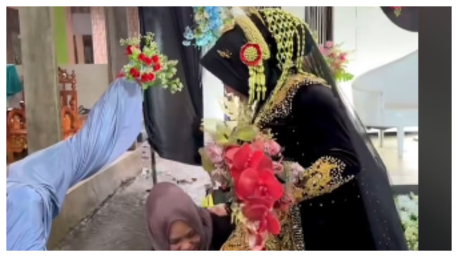 Viral! Pengantin Wanita Lempar Celana Dalam ke Atap Demi Hentikan Hujan Saat Resepsi