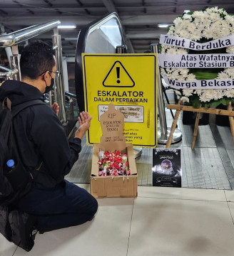 Heboh! Ada Karangan Bunga dan 'Kuburan' di Stasiun Bekasi