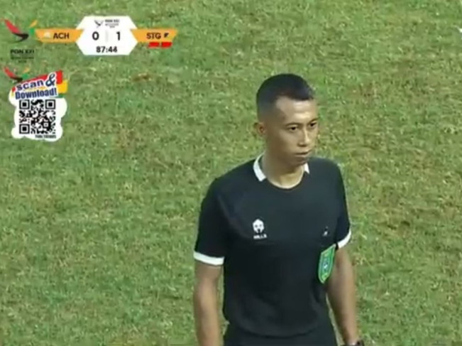 Pemain Sepakbola Tinju Wasit Hingga Terkapar di PON XXI