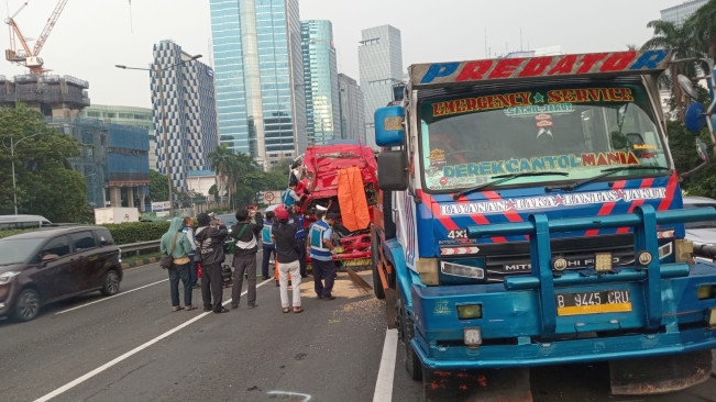 Kecelakaan Maut di Tol Dalam Kota, Bagian Depan Truk Ringsek