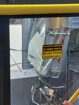 Diduga Rem Blong, Bus Paspampres Tabrak Halte Transjakarta Petamburan