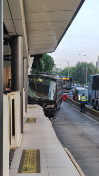 Diduga Rem Blong, Bus Paspampres Tabrak Halte Transjakarta Petamburan