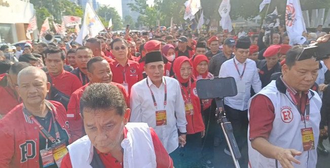 Edy Rahmayadi-Hasan Basri Jalan Kaki Daftar Pilgub 2024 ke KPU Sumut