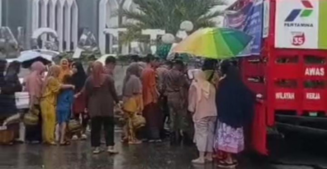 Foto-Foto Antrian Gas Elpiji 3KG Yang Beredar di Media Sosial, Ada Warga Rela Hujan-Hujan