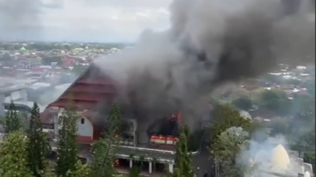 Demo Memanas di NTB, Massa Bakar Gedung DPRD